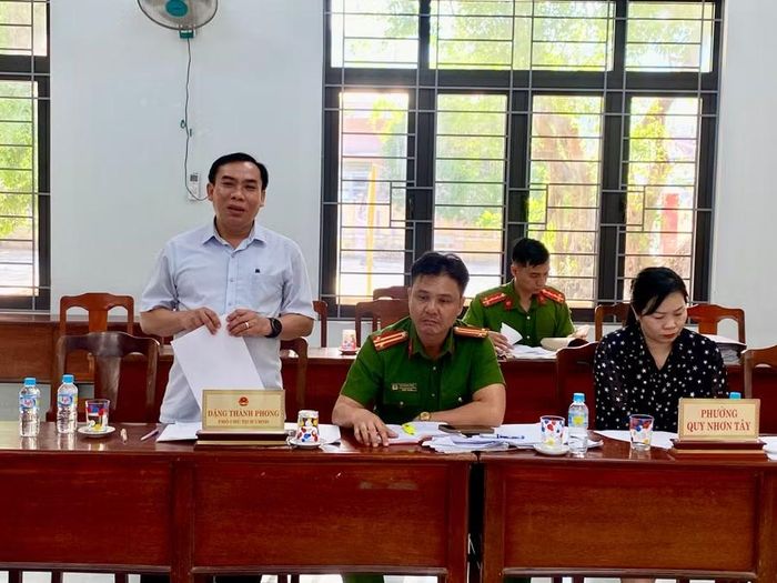Đại diện UBND phường Quy Nhơn Tây báo cáo tình hình thực hiện công tác PCCC tại địa phương. Ảnh: Nhật Trường