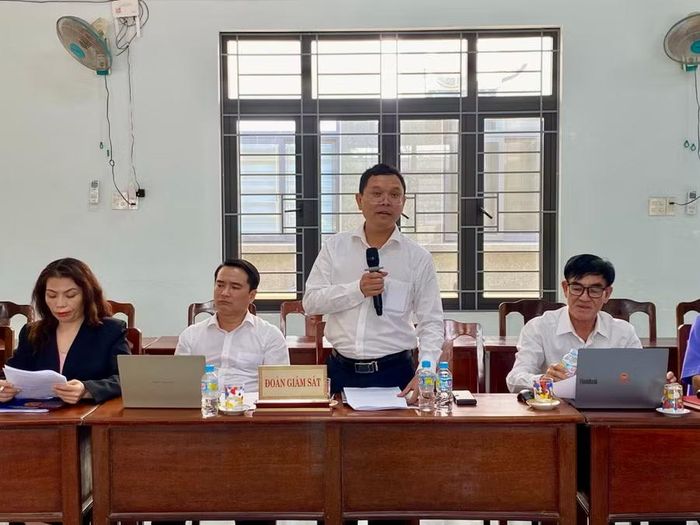 Đoàn giám sát Ban pháp chế trao đổi công tác PCCC với địa phương. Ảnh: Nhật Trường