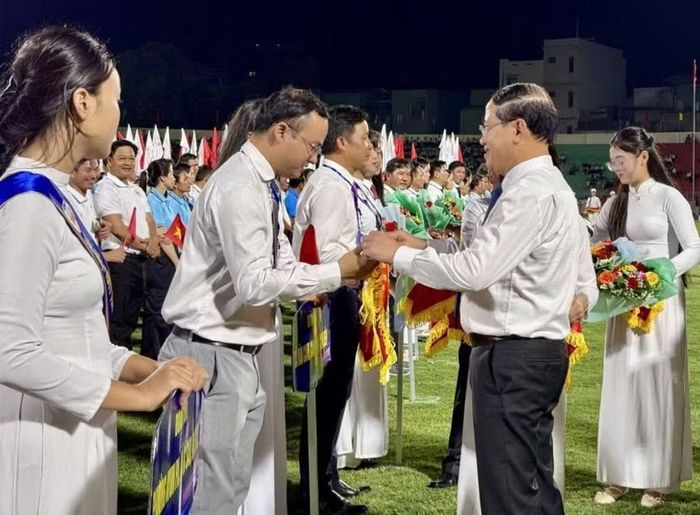  Chủ tịch UBND tỉnh Phạm Anh Tuấn tặng cờ lưu niệm cho các đơn vị tham gia Đại hội TDTT tỉnh Gia Lai lần thứ I - 2026. Ảnh: Đức Thụy 