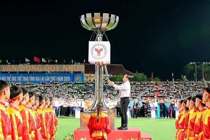 Bí thư Tỉnh ủy Thái Đại Ngọc thắp sáng đài lửa Đại hội TDTT tỉnh Gia Lai lần thứ I - 2026. Ảnh: Đức Thụy