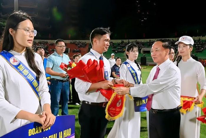 Bí thư Tỉnh ủy Thái Đại Ngọc tặng cờ lưu niệm cho các đơn vị tham gia Đại hội TDTT tỉnh Gia Lai lần thứ I - 2026. Ảnh: Đức Thụy