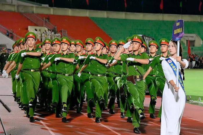 Đoàn diễu hành của lực lượng Công an tỉnh. Ảnh: Đức Thụy