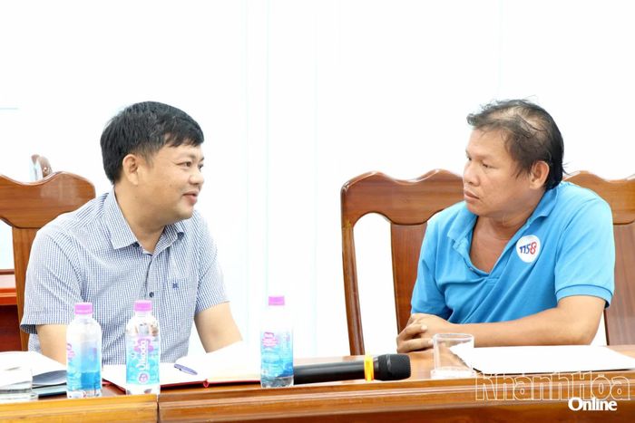 Ông Lê Văn Hoan - Phó Chủ tịch Ủy ban MTTQ Việt Nam tỉnh lắng nghe chia sẻ của người dân bị ảnh hưởng bởi Dự án Khu đô thị hành chính huyện Diên Khánh (cũ).