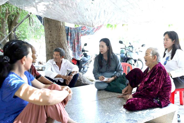 Bà Nguyễn Quỳnh Nga - Phó Chủ tịch Ủy ban MTTQ Việt Nam tỉnh, Chủ tịch Hội Liên hiệp Phụ nữ tỉnh tuyên truyền, vận động người dân bị ảnh hưởng bởi Dự án Khu tái định cư Vạn Thắng - giai đoạn 1.