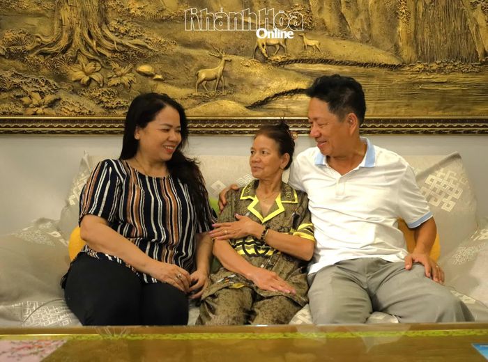 Ông Trần Minh Thanh và vợ vui mừng, xúc động khi gặp lại người em họ thất lạc hơn 45 năm qua.