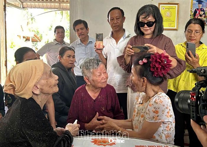 Bà Trần Thị Trinh (ngồi ngoài cùng bên phải) trở về trong vòng tay người thân sau gần 45 năm thất lạc. (Ảnh do gia đình cung cấp)