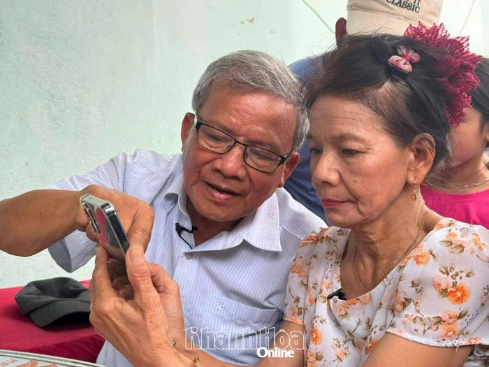 Ông Trần Công Thành cùng người cháu thất lạc gần 45 năm gợi lại ký ức qua tấm ảnh cũ. (Ảnh do gia đình cung cấp)