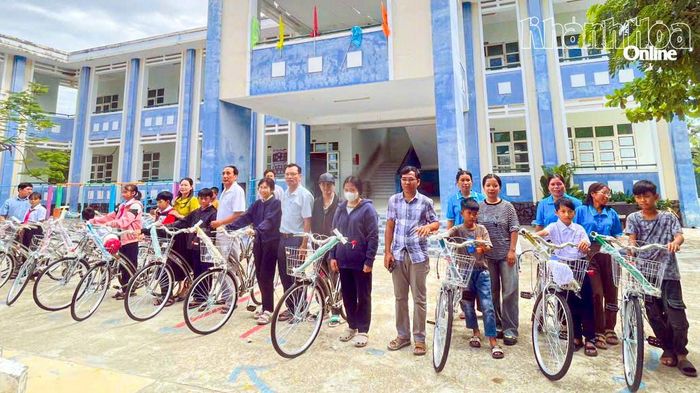 Tặng xe đạp cho các học sinh ở xã Thuận Bắc.