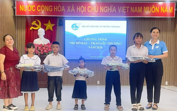 Hội Liên hiệp Phụ nữ phường Ninh Hòa trao cặp, vở cho các học sinh.