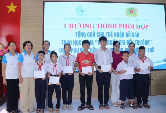 Các học sinh có hoàn cảnh khó khăn ở xã Diên Khánh được nhận học bổng.