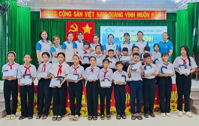 Hội Liên hiệp Phụ nữ xã Đại Lãnh trao đồng phục cho học sinh.