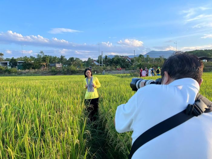 Tạo dáng bên cánh đồng lúa.
