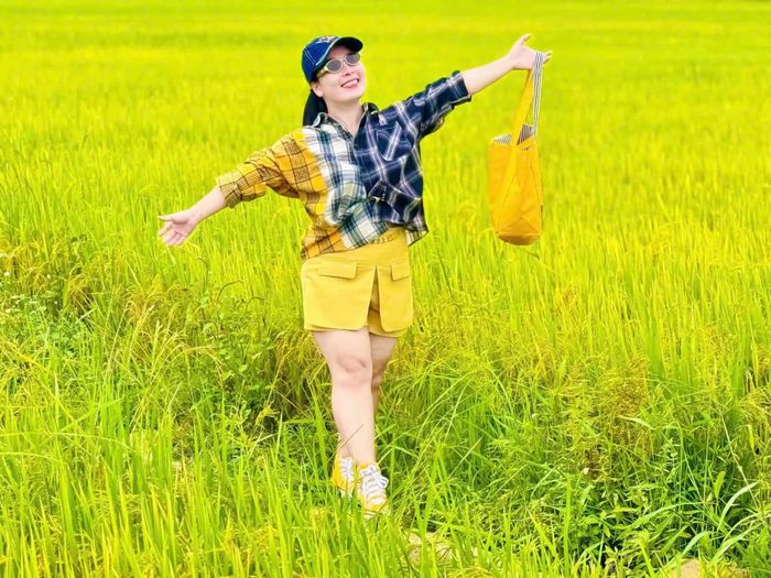 Trang phục với màu vàng chủ đạo khiến bức hình trở nên bắt mắt.