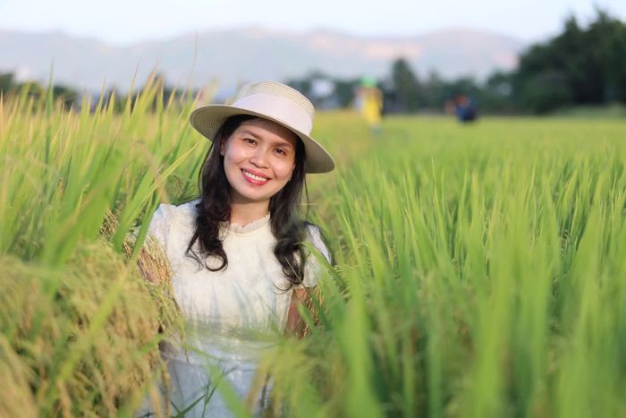 Cánh đồng lúa xanh cũng là khung nền ấn tượng cho bức ảnh.