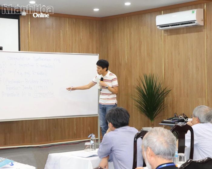Chuyên gia báo cáo một chuyên đề tại hội thảo.