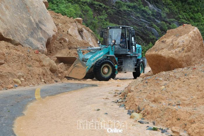 Mưa lớn bất thường gây sạt lở đèo Khánh Lê cuối năm 2025.