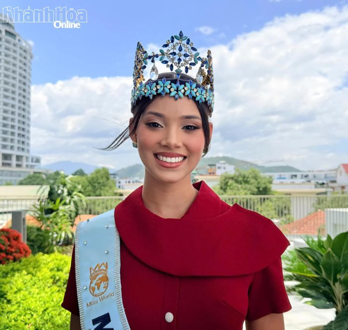 Tân Hoa hậu Thế giới Joheirry Mola Dominguez trong buổi gặp mặt lãnh đạo tỉnh Khánh Hòa ngày 7-9.