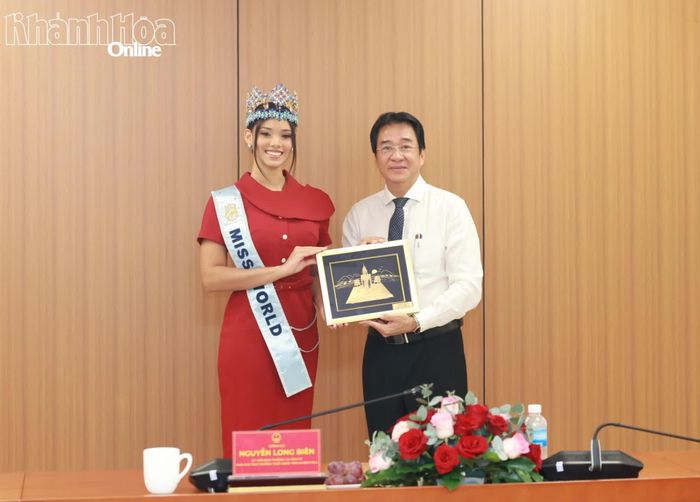 Đồng chí Nguyễn Long Biên - Ủy viên Ban Thường vụ Tỉnh ủy, Phó Chủ tịch Thường trực UBND tỉnh tặng quà lưu niệm cho hoa hậu Joheirry Mola Dominguez.