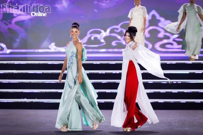 Hoa hậu Joheirry Mola Dominguez (bên trái) trình diễn áo dài trong đêm chung kết Miss World 2026.