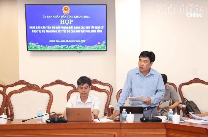 Lãnh đạo Ban Quản lý Dự án Đầu tư xây dựng tỉnh báo cáo tiến độ dự án.