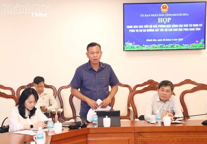 Lãnh đạo Trung tâm Phát triển quỹ đất Khánh Hòa báo cáo công tác giải phóng mặt bằng.