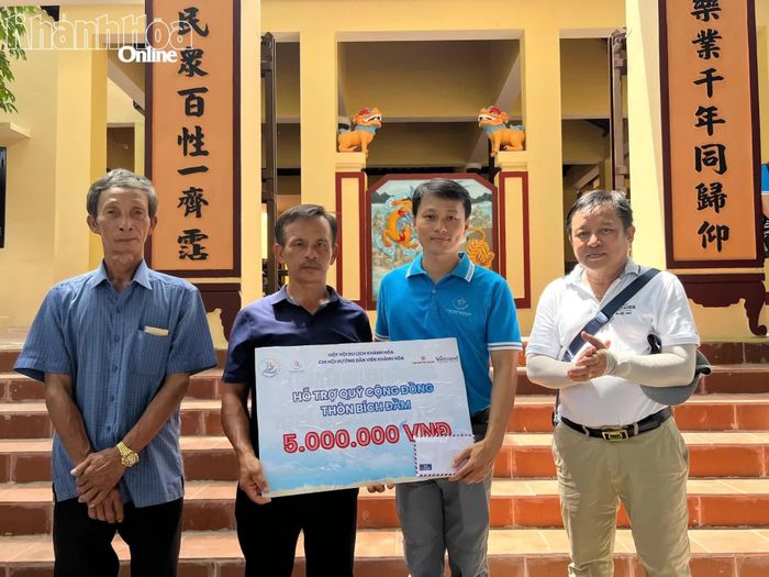 Đại diện Chi hội Hướng dẫn viên Du lịch trao kinh phí hỗ trợ Quỹ cộng đồng tổ dân phố Bích Đầm.