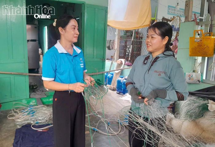 Bà Trần Thị Ngọc Trân (bên trái) hỏi thăm tình hình phát triển kinh tế của gia đình hộ vay vốn.