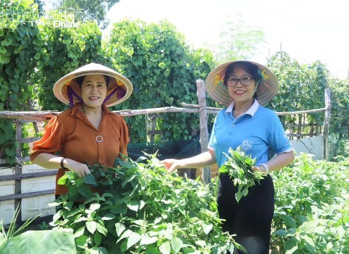 Bà Lê Thị Thanh Bình vận động chị em trồng rau để có nguồn thực phẩm sạch.