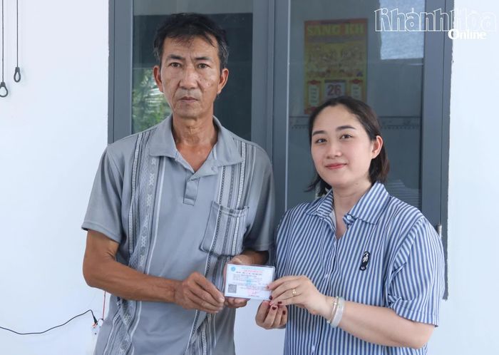 Bà Nguyễn Mai Hoàng Linh trao thẻ bảo hiểm y tế cho người dân mắc bệnh hiểm nghèo.