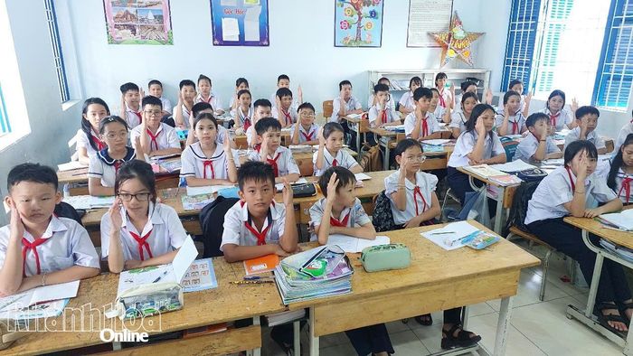 Học sinh lớp 5/5 Trường Tiểu học Bắc Nha Trang - Phân hiệu Vĩnh Phước 2 trong giờ học ngoại ngữ. Ảnh V.H
