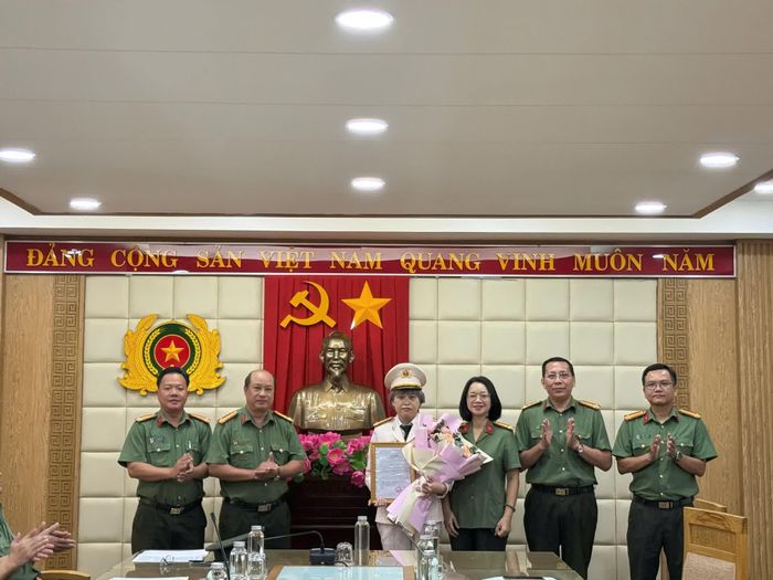 Phòng Tham mưu, Công an tỉnh trao quyết định điều động Thượng tá Đỗ Vũ Hồng Minh tham gia Tổ Công tác 57. Ảnh: HẢI LÝ