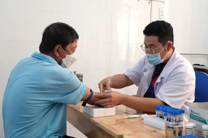 Thực hiện lấy máu xét nghiệm cho người dân.