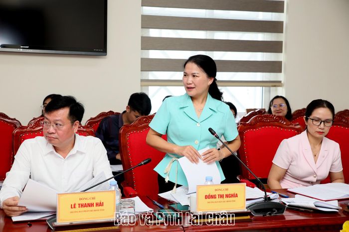 Lãnh đạo Ban Dân tộc HĐND tỉnh báo cáo kết quả thẩm tra các dự thảo nghị quyết tại phiên họp. 