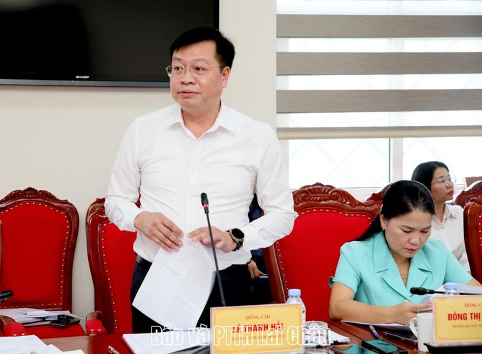 Lãnh đạo Ban Pháp chế HĐND tỉnh báo cáo kết quả thẩm tra các dự thảo nghị quyết tại phiên họp. 