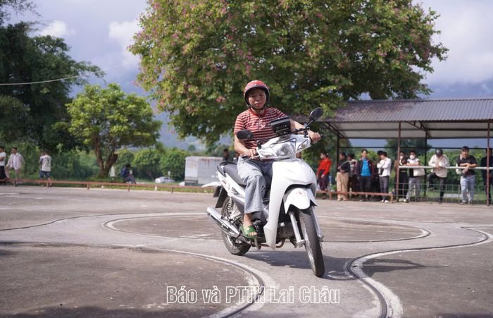 Thí sinh thực hiện phần thi thực hành điều khiển xe trong sa hình.
