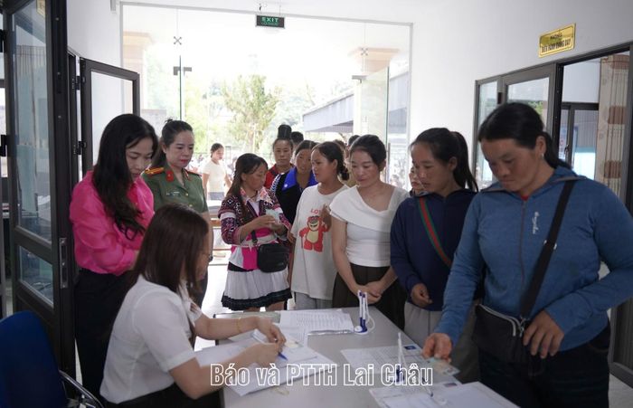 Cán bộ kiểm tra hồ sơ thí sinh trước khi vào phòng thi lý thuyết.