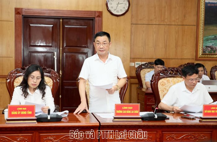 Lãnh đạo Trường Cao đẳng Lai Châu báo cáo tình hình thực hiện nhiệm vụ tại buổi làm việc.