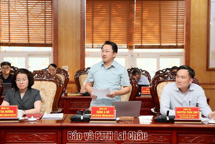 Đồng chí Sùng A Hồ - Phó Bí thư Tỉnh uỷ, Trưởng Đoàn đại biểu Quốc hội tỉnh phát biểu tại buổi làm việc. 