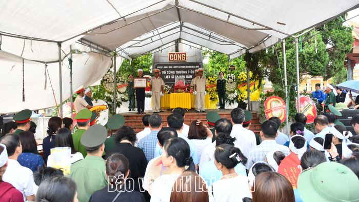 Lễ viếng, truy điệu và án táng liệt sĩ Tạ Văn Bàn tại Nghĩa trang Liệt sĩ xã Phùng Nguyên được tổ chức trọng thể, trang nghiêm.