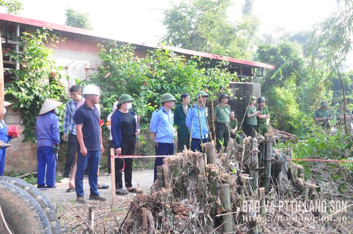 Các lực lượng chức năng có mặt tại hiện trường để giám sát, bảo đảm an ninh trật tự trong quá trình thực hiện cưỡng chế thu hồi đất theo quy định