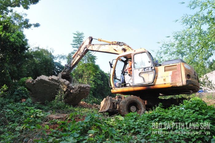 Xe chuyên dụng được huy động để phá dỡ công trình nằm trong phạm vi cưỡng chế thu hồi đất