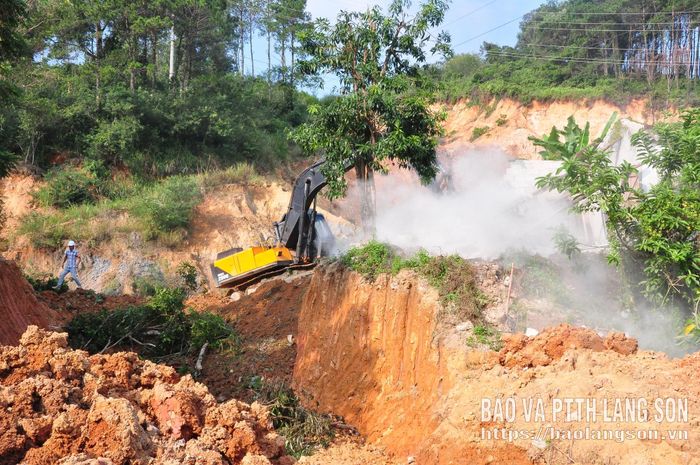 Phương tiện chuyên dụng phá dỡ công trình nằm trong phạm vi cưỡng chế