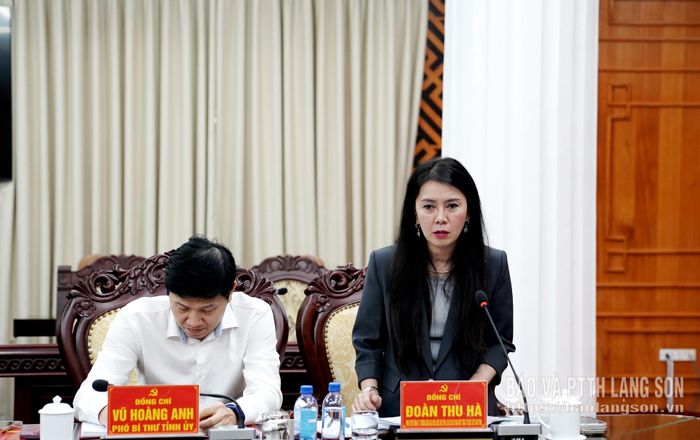 Đồng chí Đoàn Thu Hà, Phó Bí thư Tỉnh ủy, Trưởng Đoàn ĐBQH tỉnh, Chủ tịch Uỷ ban Mặt trận Tổ quốc Việt Nam tỉnh phát biểu tại hội nghị