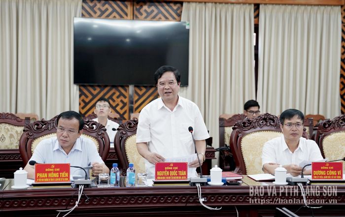 Lãnh đạo Ban Quản lý Khu KTCK Đồng Đăng - Lạng Sơn báo cáo các nội dung liên quan tại hội nghị