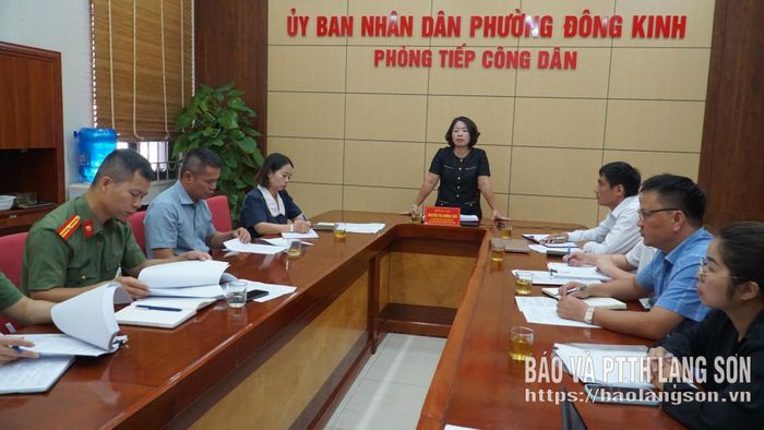 Lãnh đạo UBND phường Đông Kinh giải đáp những thắc mắc của hộ dân