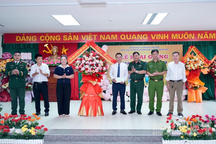 Đại diện Trung tâm Hỗ trợ phát triển giáo dục hoà nhập tỉnh nhận quà, hoa chúc mừng từ Đảng uỷ, HĐND, UBND, Ủy ban MTTQ Việt Nam phường Đông Kinh và Trung đoàn 123, Bộ chỉ huy Quân sự tỉnh