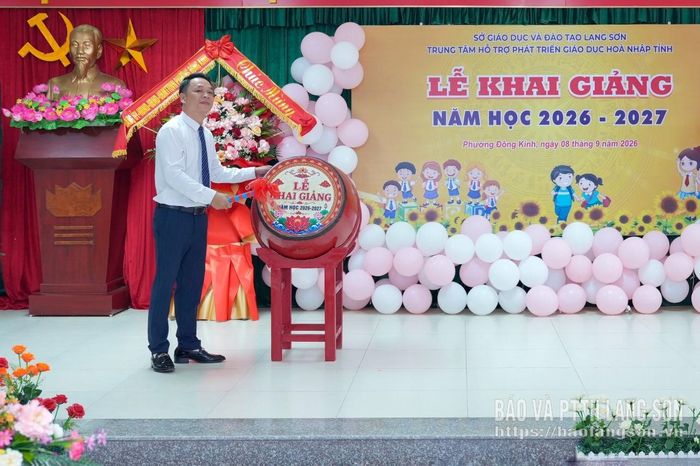 Lãnh đạoTrung tâm hỗ trợ phát triển giáo dục hoà nhập tỉnh thực hiện nghi thức đánh trống khai giảng