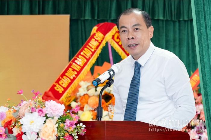 Lãnh đạo Sở Giáo dục và Đào tạo phát biểu tại buổi lễ