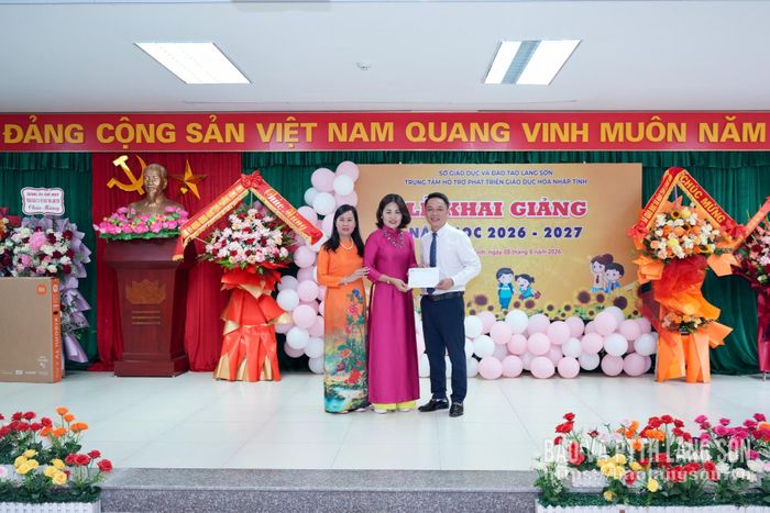 Đại diện Trung tâm Hỗ trợ phát triển giáo dục hoà nhập tỉnh nhận quà từ Hội Chữ thập đỏ tỉnh