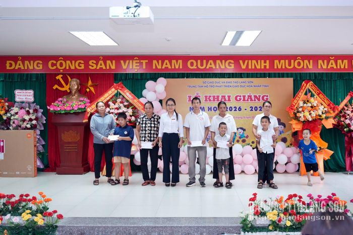 Đại diện Ngân hàng Nông nghiệp và Phát triển nông thôn, Chi nhánh Kỳ Lừa trao học bổng cho học sinh có hoàn cảnh khó khăn của trung tâm